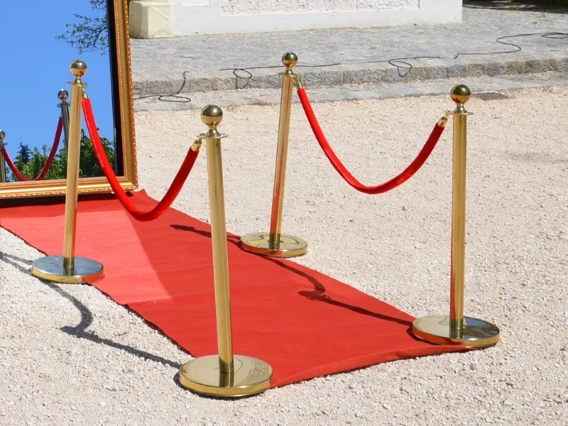 Roter Teppich mit goldenen Absperrstangen