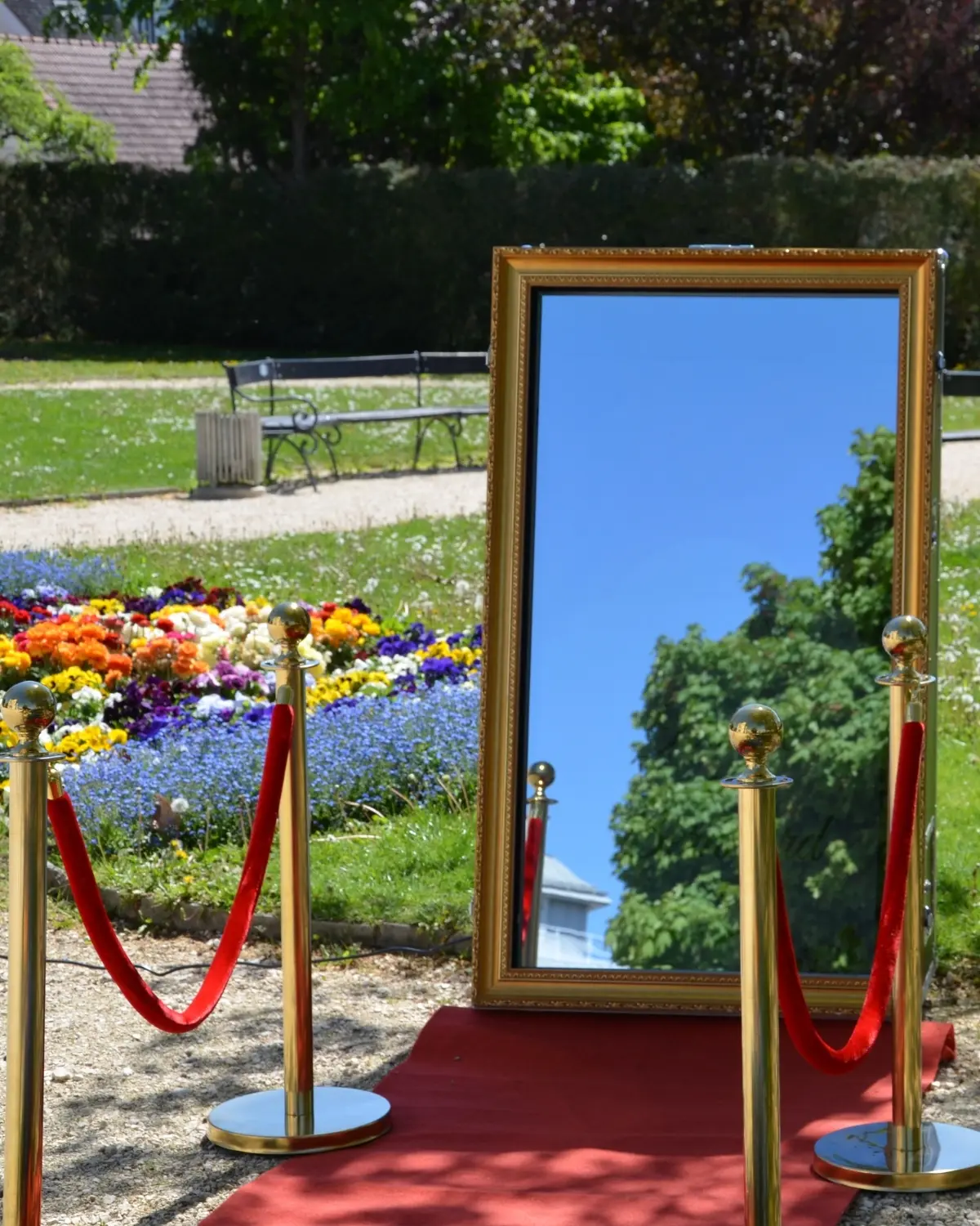 Goldener Magic Mirror Fotospiegel mit rotem Teppich