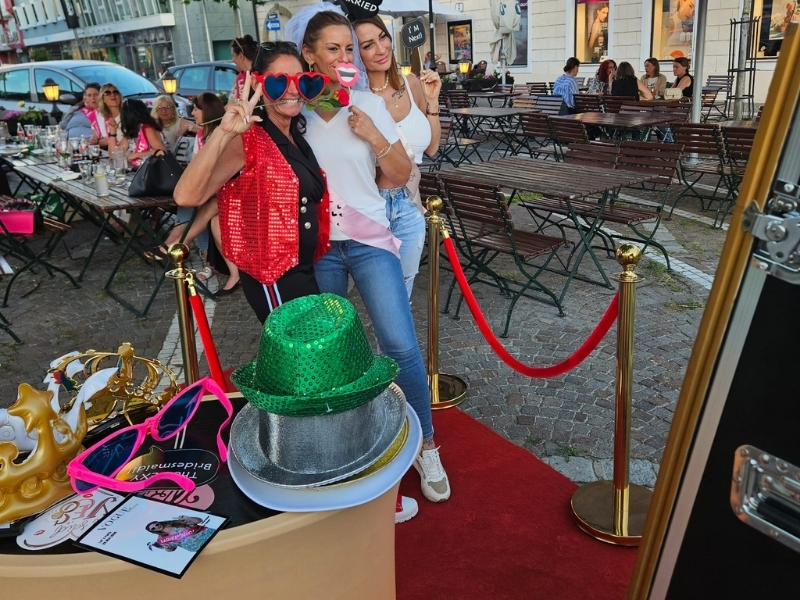 Party-Equipment mit Hüten und Brillen