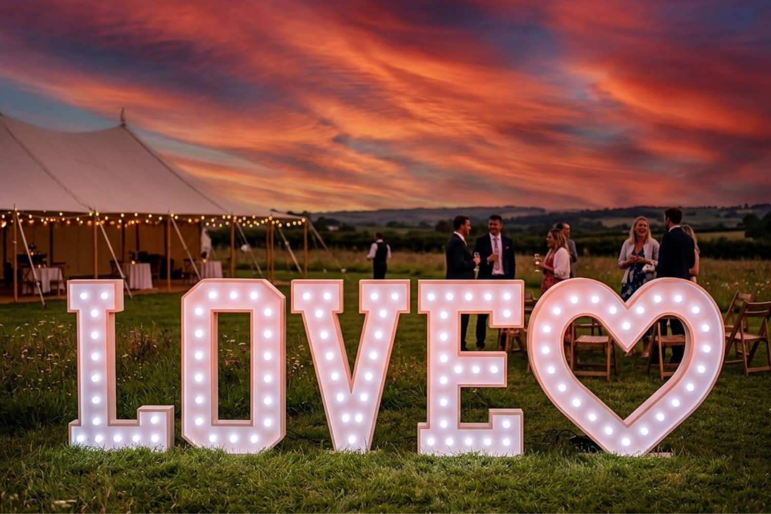 LOVE-Schild mit fünf beleuchteten Buchstaben